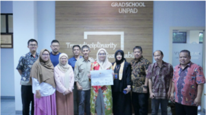 Graduate School Unpad Signs Green Campus Commitment Statement