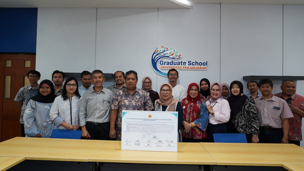 SEKOLAH PASCASARJANA TEGASKAN KOMITMEN PEMBANGUNAN ZONA INTEGRITAS  : Penandatanganan Pakta Integritas dan Penyematan Pin Agen Perubahan sebagai Tonggak Transformasi